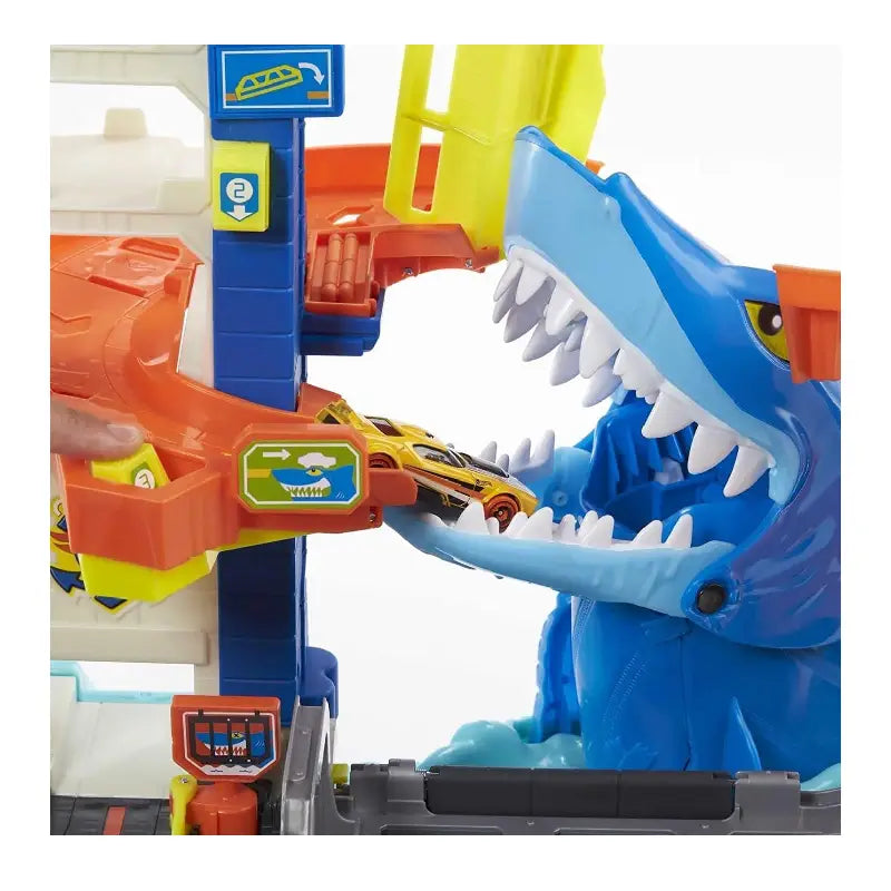 Hot Wheels Hai-Angriff Autorennbahn für Überraschungseffekte, inkl. 1 Spielzeugauto HDP06