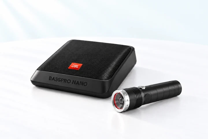 JBL BassPro Nano und Ledlenser-Taschenlampe