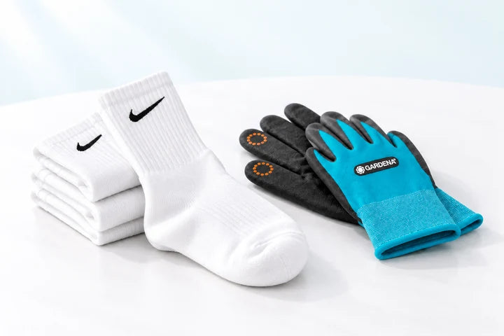 Weiße Nike-Socken und GARDENA-Gartenhandschuhe